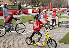 Un grupo de niños participa en una experiencia inmersiva de seguridad vial.