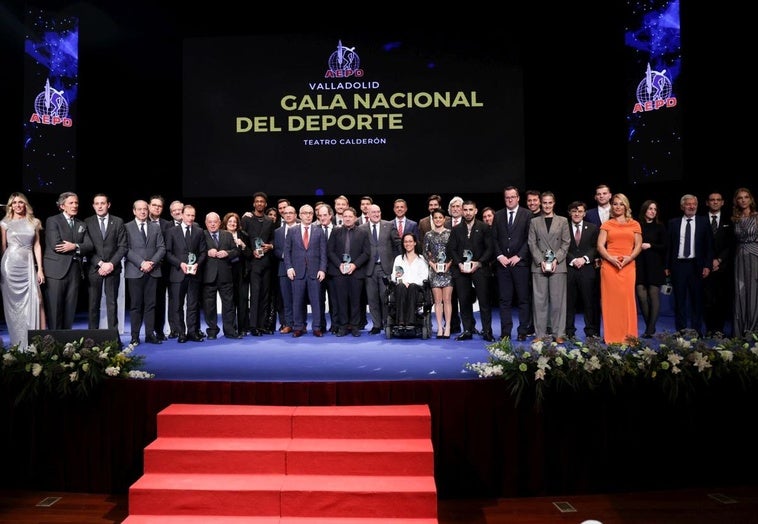 Foto de familia de los premiados y las instituciones en el Teatro Calderón.