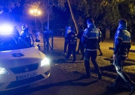 Policía Local en el paseo del Salón, en una fotografía de archivo.
