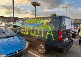 Furgoneta de Amazon con pintadas en el aparcamiento del centro comercial Río Shopping.