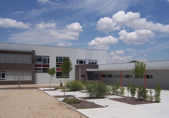 Patio del colegio Lola Herrera poco después de su inauguración.