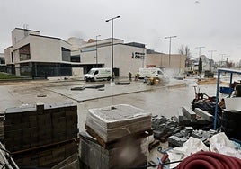 El aspecto actual de la sede de la ONCE, y el futuro aparcamiento del edificio, en la renovada plaza de la India.