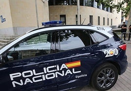 Coche de la Policía Nacional junto a la comisaría.