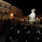 Un momento del Encuentro con la Virgen de la Soledad en hombros.