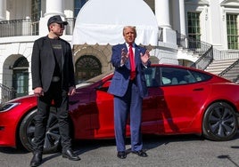 Donald Trump y Elon Musk comparecen ante la prensa junto a un Tesla Model S frente a la Casa Blanca.