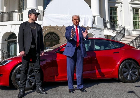 Donald Trump y Elon Musk comparecen ante la prensa junto a un Tesla Model S frente a la Casa Blanca.