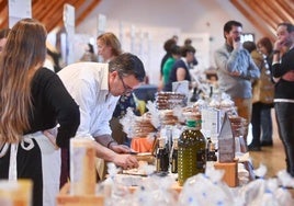 Visitantes y productores en la pasada edición de la feria, en el Espacio La Granja.
