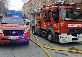 Bomberos en la calle General Santiago, durane la intervención.