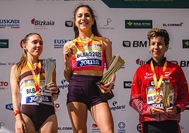 Carla Gallardo, en lo más alto del podio en el Campeonato de España de 10 kilómetros en ruta.
