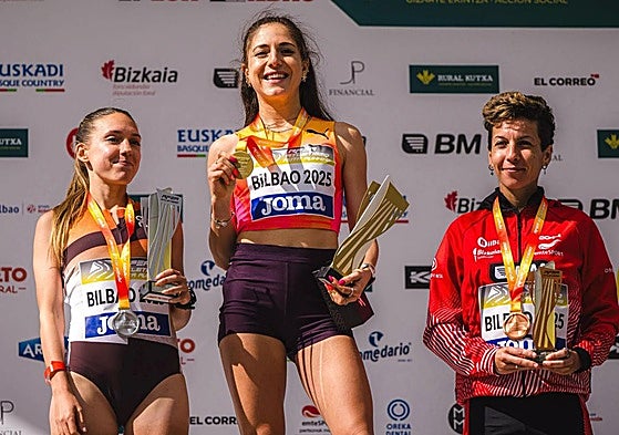 Carla Gallardo, en lo más alto del podio en el Campeonato de España de 10 kilómetros en ruta.
