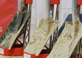 Tres de las palas con barro de la DANA de Valencia, obsequiadas como premio a las empresas homenajeadas por su labor
