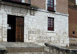 Pintadas vandálicas en las Casas del Tratado en Tordesillas.