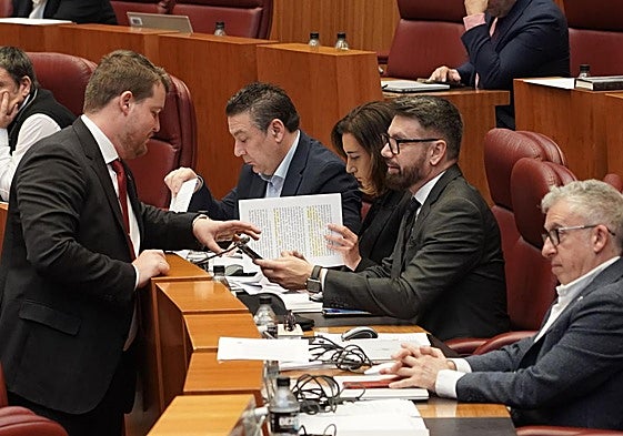 Miguel Suárez Arca, de pie, habla con el procurador de UPL José Ramón García.