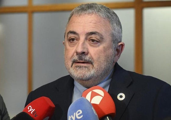 El subdelegado del Gobierno en Burgos, Pedro de la Fuente, durante su atención a los medios.