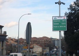 Uno de los paneles informativos para la monitorización de la Zona de Bajas Emisiones.