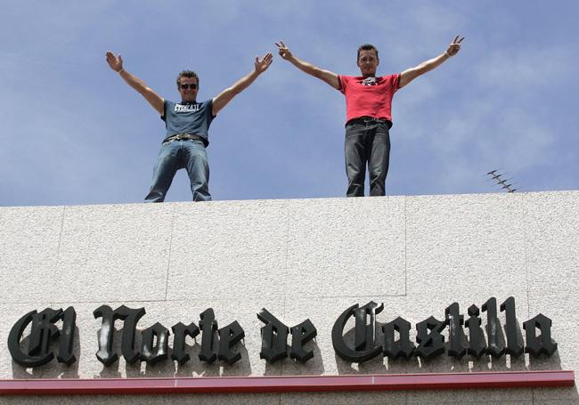 Jack Williams y Michael Bordini, en el tejado de las instalaciones de El Norte de Castilla, en 2006. Fue su última visita a la ciudad.