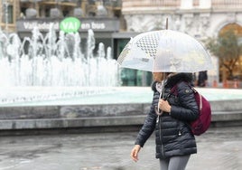 Viento y lluvia en el centro de Valladolid, con el Campo Grande cerrado.