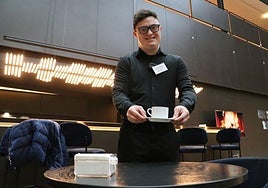 Imagen de Andrés Alonso Pereira en su puesto de prácticas.