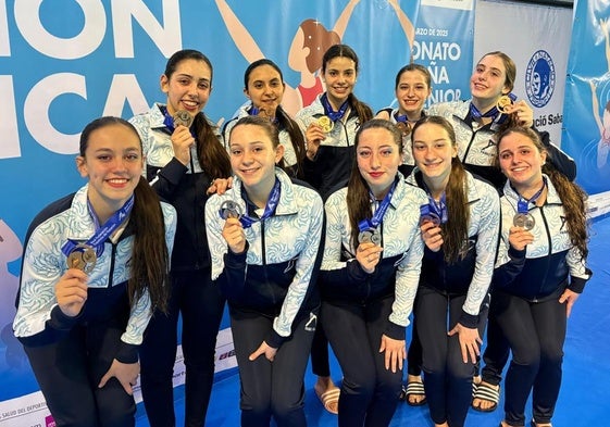 Las integrantes del club Fabio Nelli posan con su medalla.