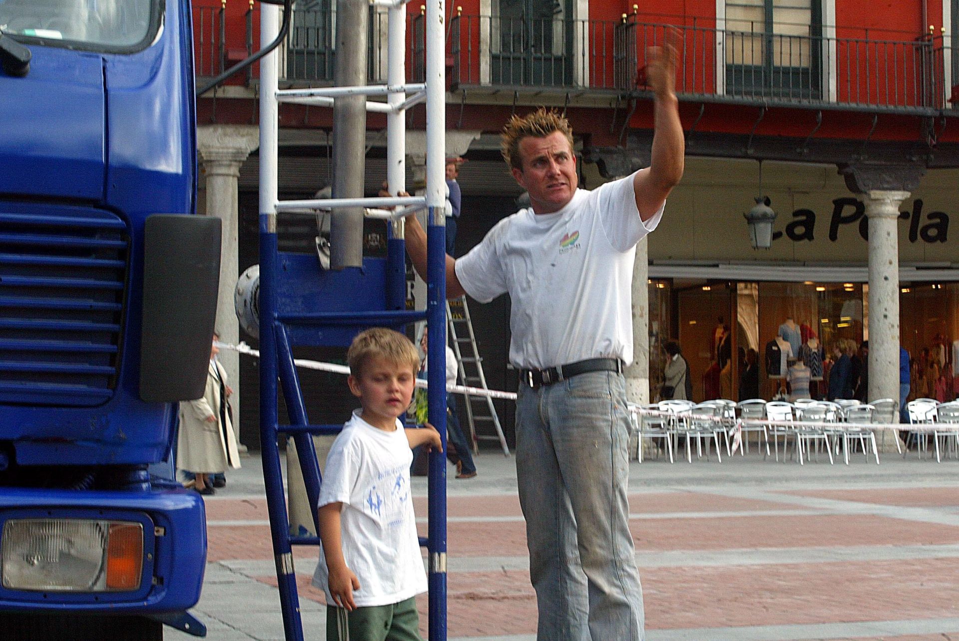 Michael Bordini y su hijo Hugo, de cuatro años, que también participaba en el espectáculo, en la Plaza Mayor, en 2004.