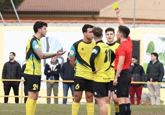 Un jugador del Mojados ve la cartulina amarilla.