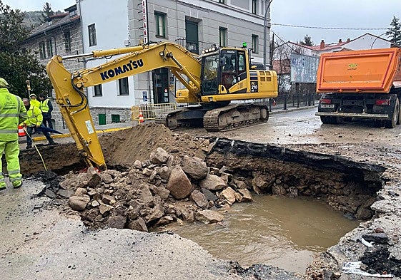 Trabajos de reparación del socavón en la travesía de San Rafael.