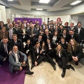 Integrantes de la Asociación Musical Villa de Olmedo y el galardón otorgado en los premios «¡¡Que no se mueva!!».