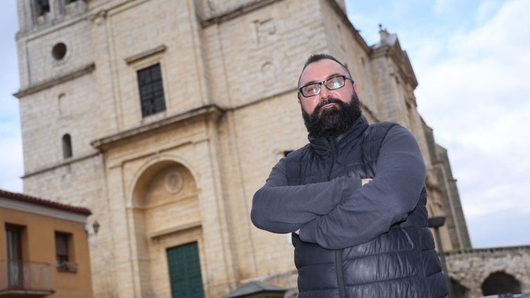 Jesús Pilar Sobejano, técnico de Turismo de Cigales, junto a la 'Catedral del vino'.