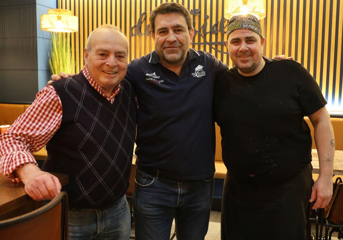 Imagen principal - En el centro, Fernando de la calle junto a Felipe García y su hijo Juan García. Y algunos de los platos favoritos del Gastrobar Descosidos de Fernando de la Calle: ensaladilla tartufo y patatas con salsa.