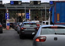 Vehículos retenidos a las puertas del peaje de la AP-6 este martes.
