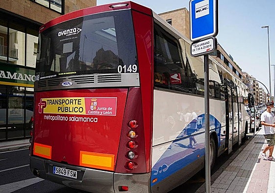 Un autobus del trasporte metropolitano en Salamanca