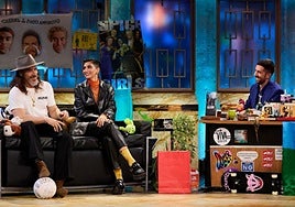 Óscar Jaenada y Alba Flores en 'La Revuelta' con David Broncano.