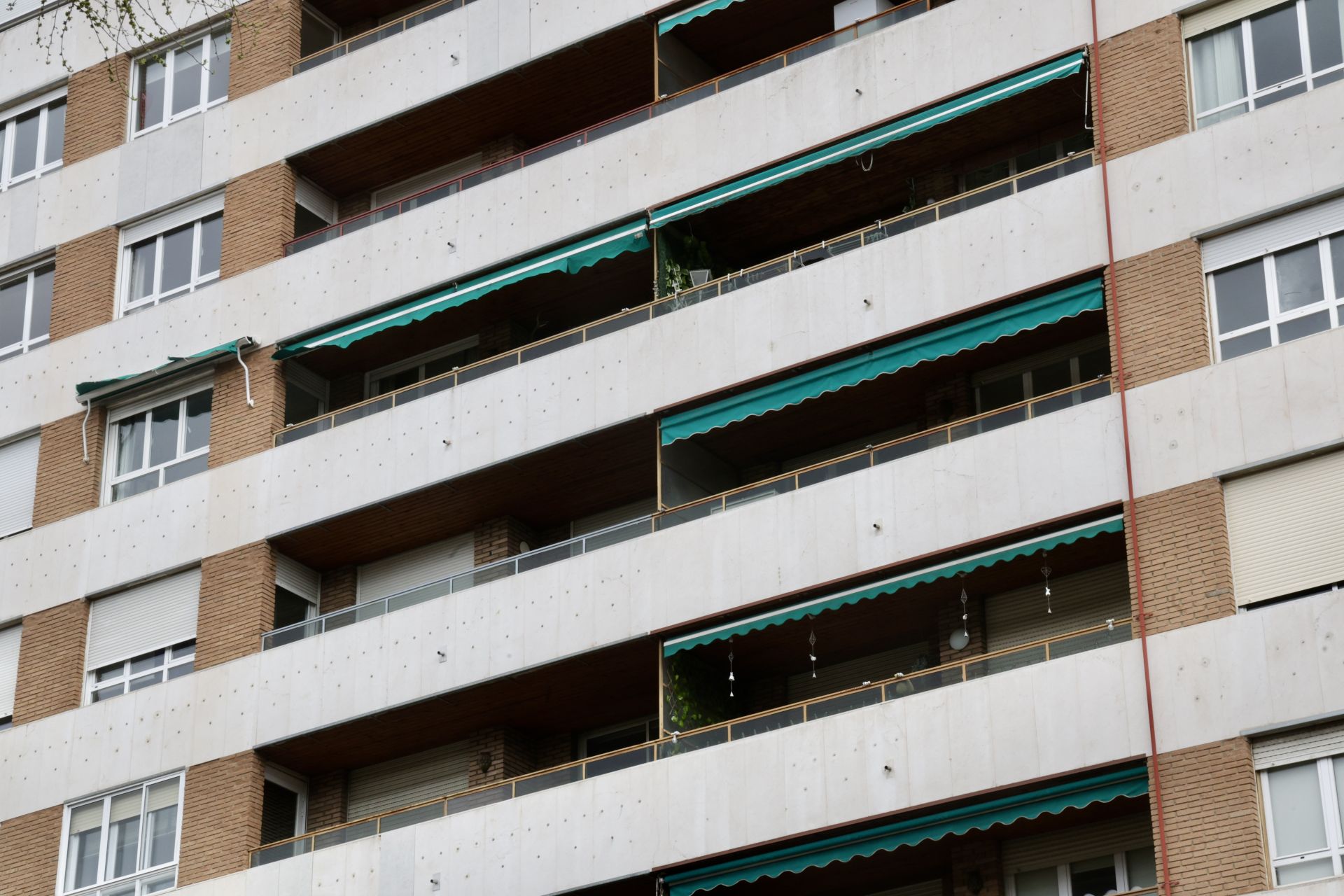 Valladolid y los toldos verdes: «Es una metáfora de la ciudad real donde vive la gente»