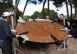 Jesús Martín Repiso y la corporación municipal del Ayuntamiento de Laguna de Duero voltean la tortilla de patatas en el Área Recreativa Los Valles.