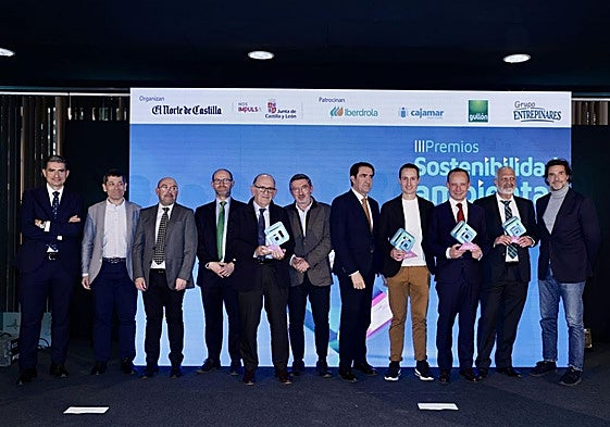 Los premiados junto a los representantes de instituciones e impulsores del evento.