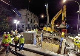 Trabajos durante la pasada noche para arreglar el socavón en la travesía de San Rafael.