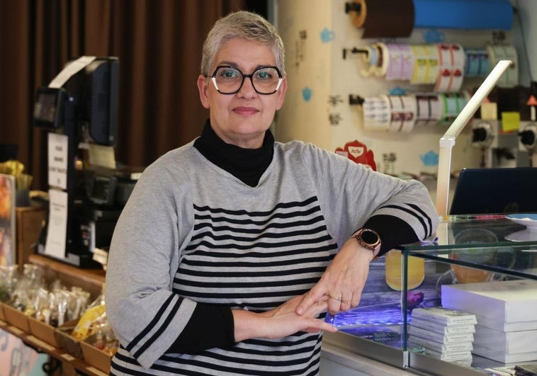 María Ángeles Valdés, en su tienda de especialidades de tés y cafés de la calle Angustias de Valladolid