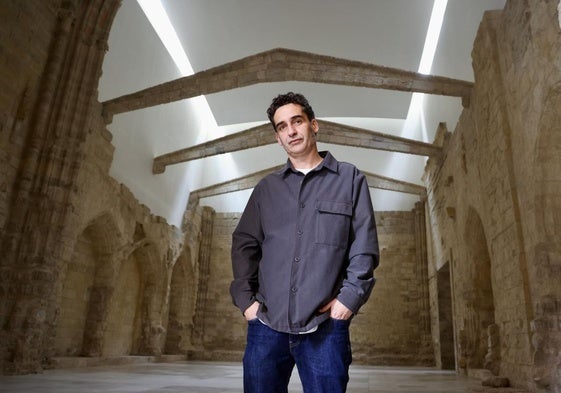 Juan López, delante de su intervención en la Capilla de los Fuensaldaña.