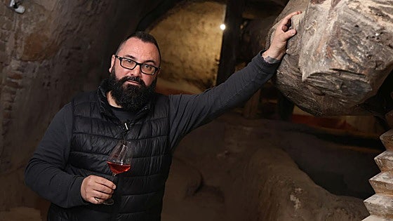 El origen de la expresión 'joder la marrana' y su conexión con el vino