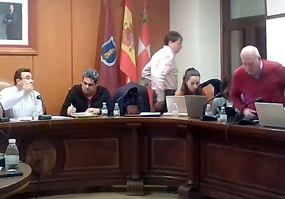 Captura de vídeo en la que se ve a los concejales socialistas abandonando el pleno de Peñafiel del pasado jueves. A la izquierda, el alcalde del PP, Roberto Díez.