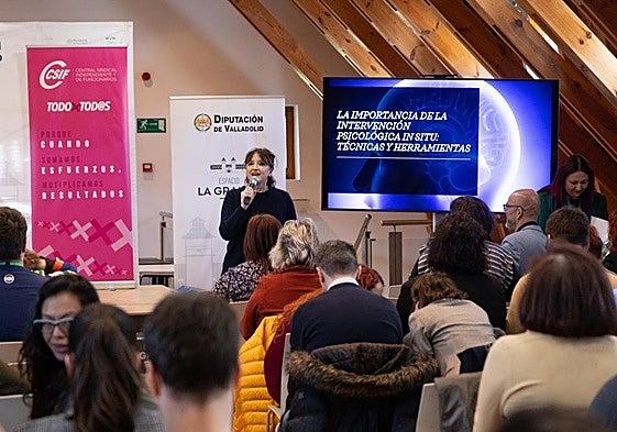 Gloria García, psicóloga del GRPDE, durante su ponencia en las jornadas organizadas por CSIF