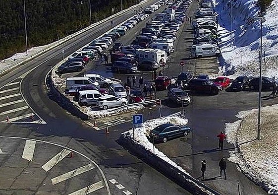 Aparcamiento lleno en Navacerrada.