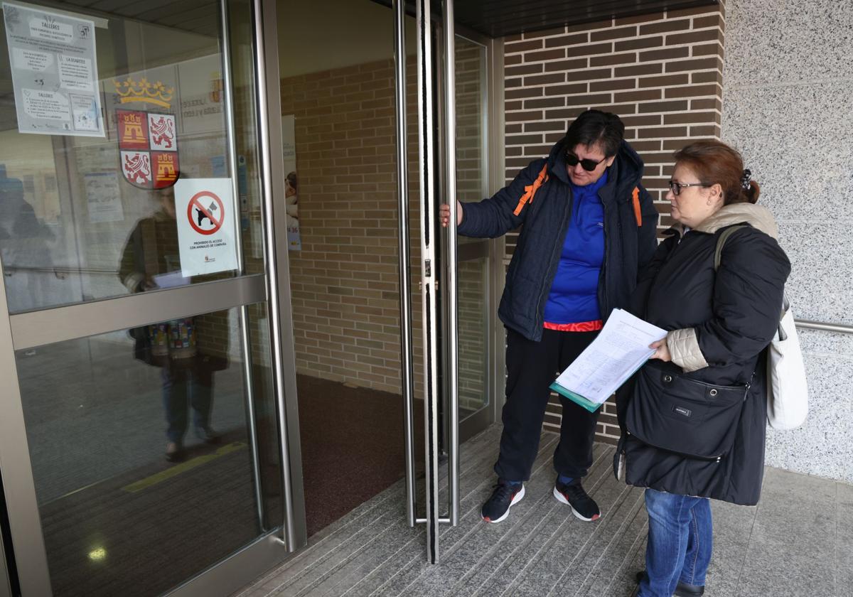 Los «malabarismos» para acceder en silla de ruedas al consultorio de La Cistérniga