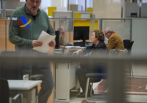 Contribuyentes y funcionarios de la Agencia Estatal de la Administración Tributaria en sus oficinas.