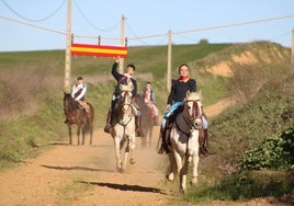 Los quintos durante la carrera de cintas a caballo