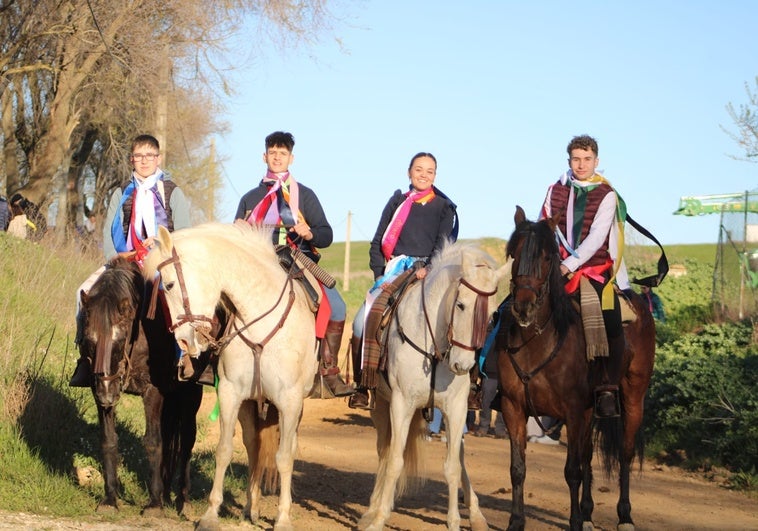 Los quintos de Villafrechós celebran su tradicional carrera de cintas a caballo
