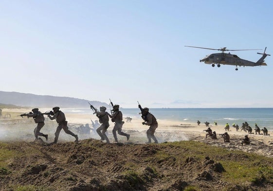 Militares participan en un ejercicio de la OTAN, elpasdo viernes en el Campo de Adiestramiento de la Sierra del Retín, en Barbate (Cádiz).