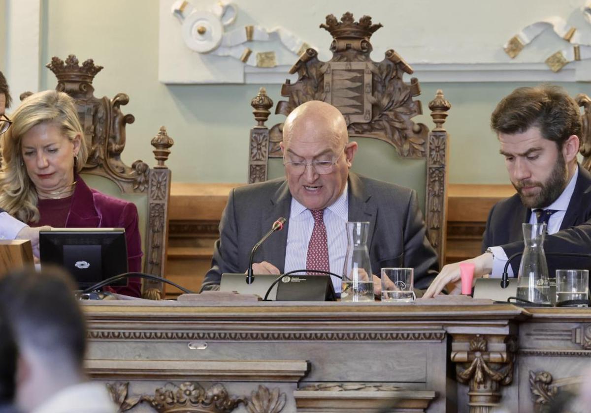 El alcalde de Valladolid, Jesús Julio Carnero, entre la teniente de alcalde, Irene Carvajal y Francisco Blanco, concejal de Hacienda, durante el pleno de este lunes