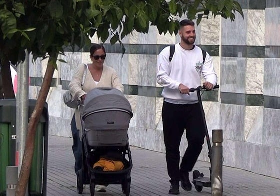 Anabel Pantoja y David Rodríguez pasean a su hija Alma.