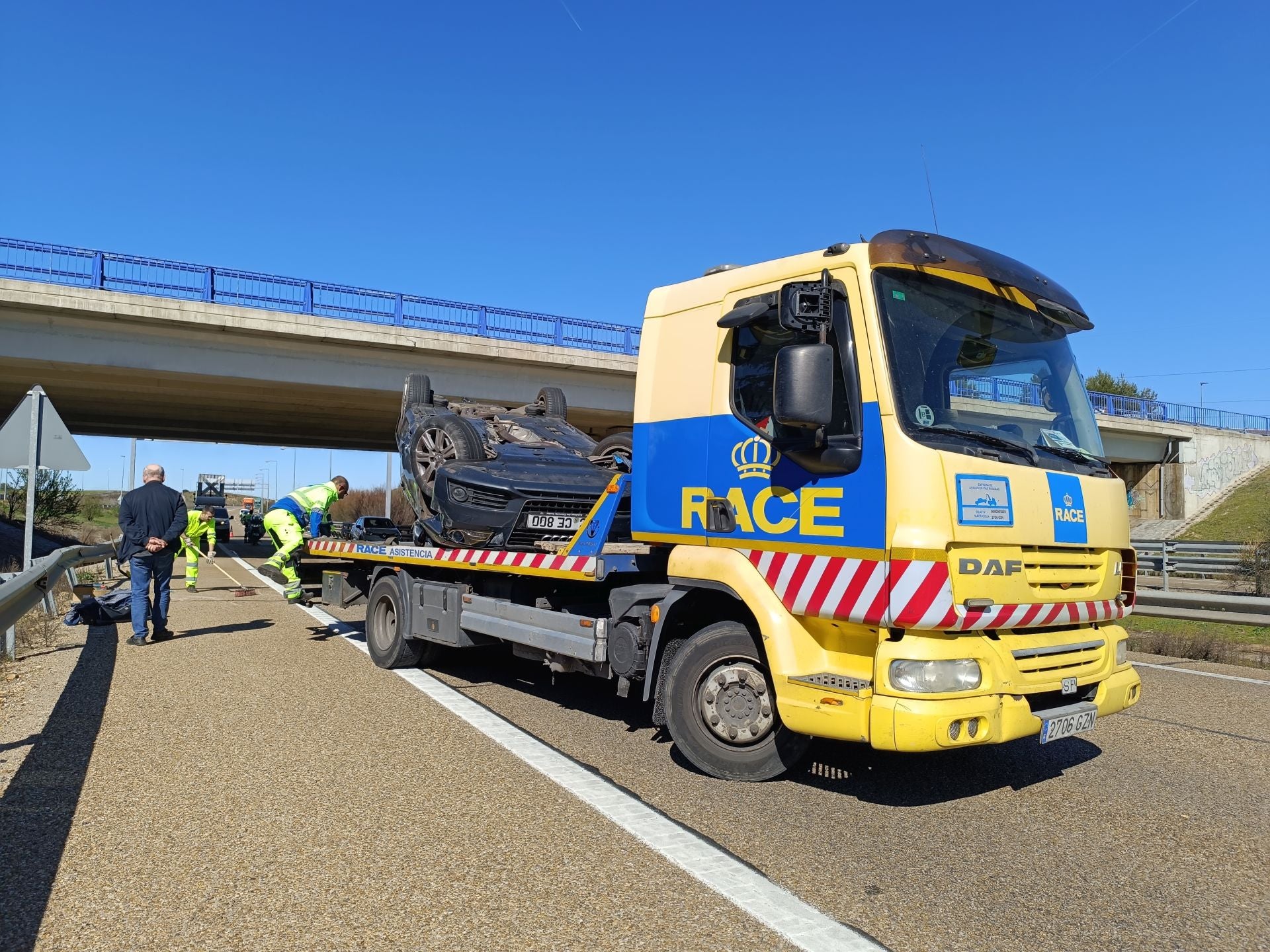 El accidente entre un vehículo y una embarcación en la A-62, en imágenes